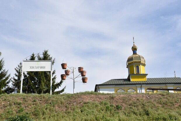 Монастир біля Луцька прибирали усією громадою (Фото)