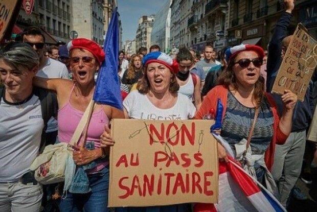 У Франції вандали атакували десятки центрів вакцинації