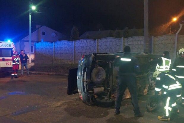Волинські рятувальники розповіли, як працювали з перекинутою автівкою