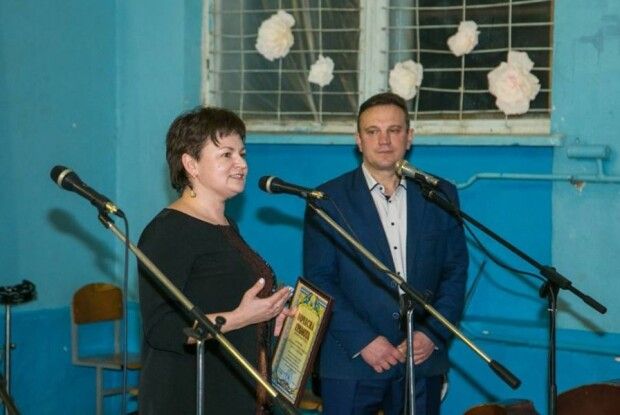 На «золотий» ювілей волинській школі вручили сертифікат на придбання парт