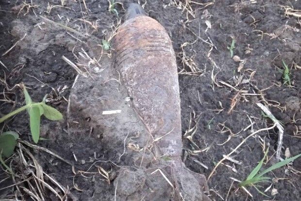 «Думала, що то пляшка»: на Горохівщині бабуся знайшла на городі величезний снаряд