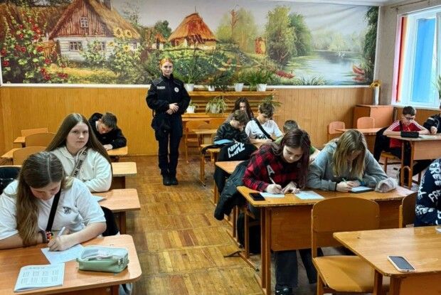 Обійми, що гріють серце: волинські правоохоронці із школярами долучилися до всеукраїнського проєкту (Фото)