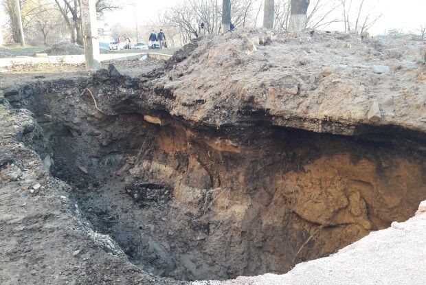 У Луцьку під час ремонтних робіт викопали надгробки (Фото)