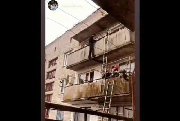 Врятували чоловіка, який переліз через перила балкону на 5 поверсі й намагався стрибнути (Відео)