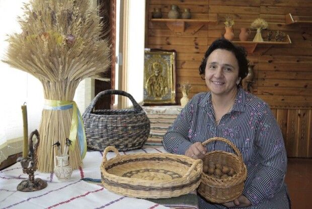 Майстриня паперової лози: «Для мене рай, коли йдуть вибори, бо тоді багато безкоштовних газет»