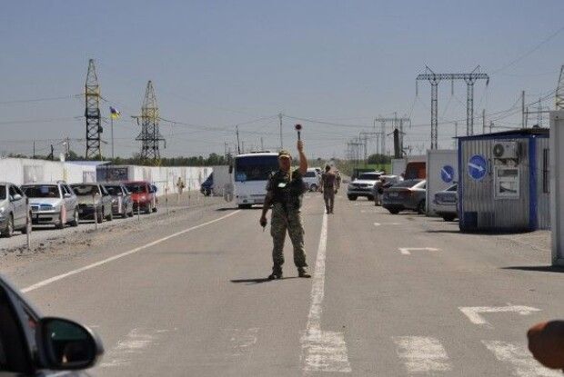 «Червоний хрест» відправив на окуповану частину Донбасу 16 вантажівок гумдопомоги