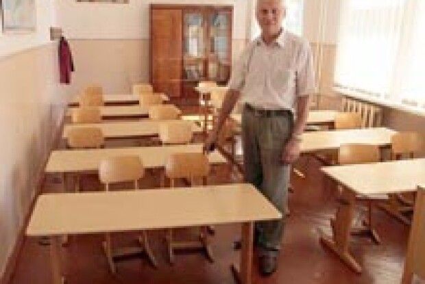 З ІНІЦІАТИВИ НАРДЕПА СЕРГІЯ МАРТИНЯКА ВОЛИНСЬКИМ ШКОЛЯРАМ ОНОВИЛИ МЕБЛІ*