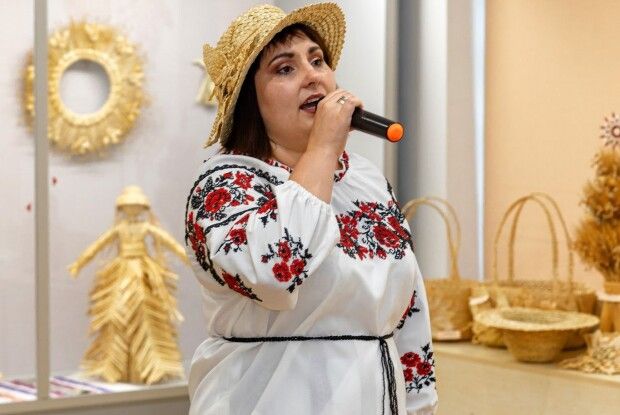 У місті на Волині презентували плетені вироби із соломи талановитої майстрині