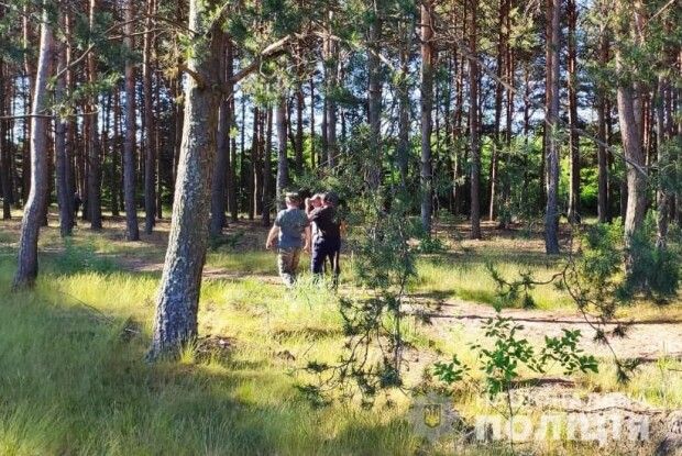 Шукали селяни і поліція: зниклого напередодні волинянина знайшли під ранок в лісі (Фото)