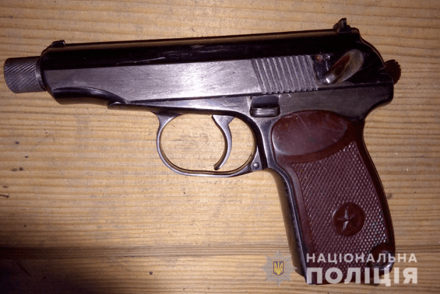 Співробітники поліції вилучили у лучанина зброю та наркотики