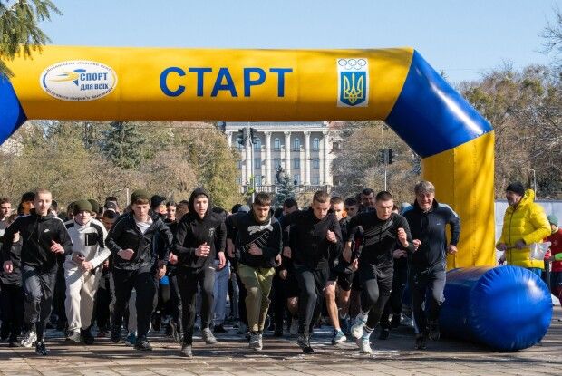 У центральному парку Луцька майже півтори сотні осіб влаштували забіг (Фото)