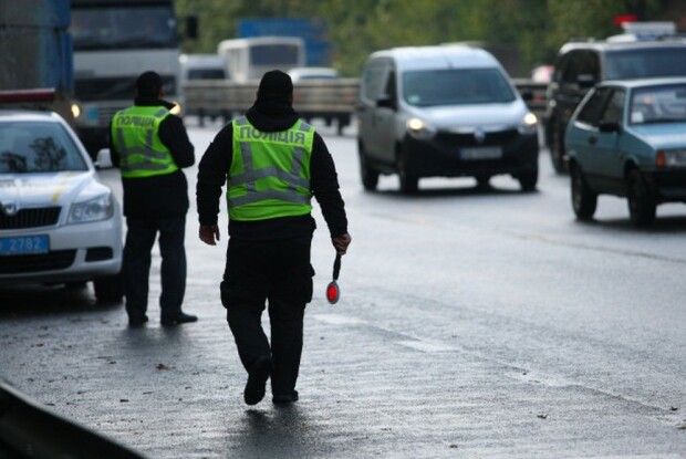 Чергове порушення ПДР на одній із вулиць Луцька: інспектори вжили заходів (Відео)