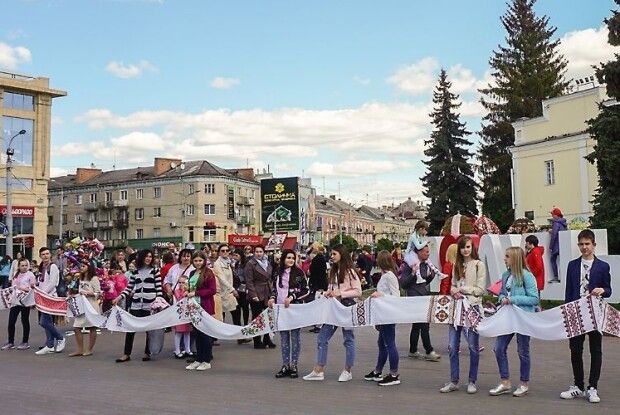 Хай доля стелиться вам рушниками!