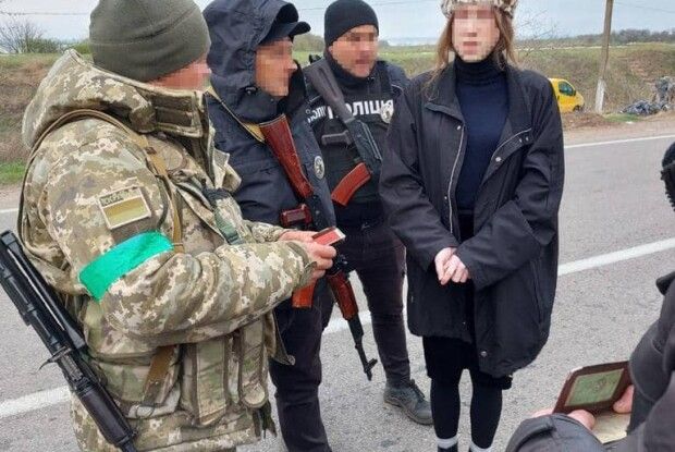 Прикордонники затримали на пункті пропуску чоловіка в жіночому одязі (Фото)