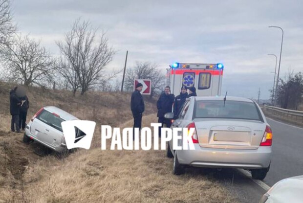 Біля Рівного авто злетіло з дороги: є потерпілі 
