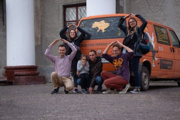 Двадцять молодих людей вирішили два тижні пожити в палаці культури волинського селища