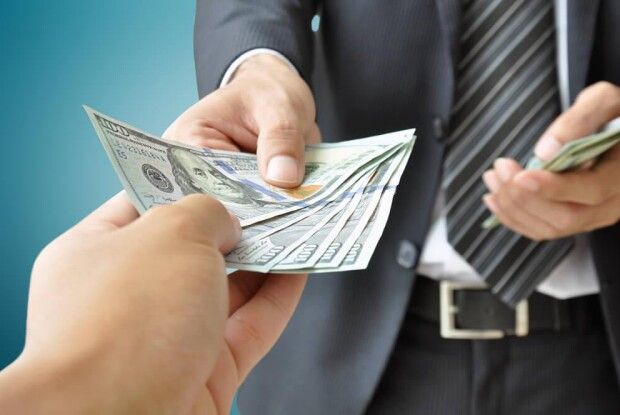 15 000 доларів США за переправлення у Євросоюз – на Волині повідомлено про підозру посадовцю Нацполіції