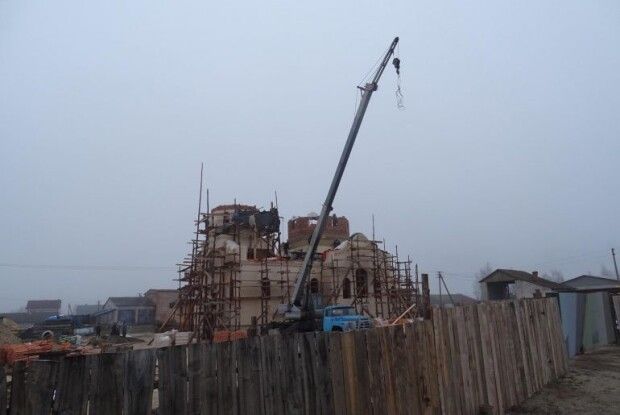 На Волині чоловік впав з даху недобудованої церкви