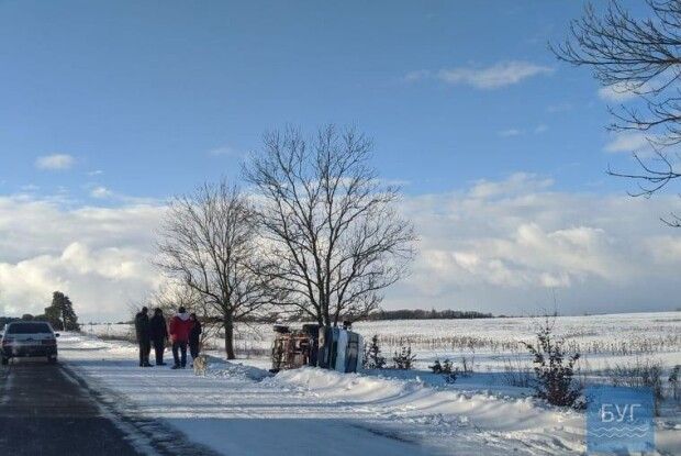 На волинській трасі перекинувся автомобіль (Фото)
