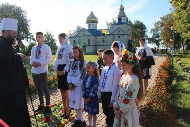 Митрополит у гостях і дорога з пелюсток: як на Волині святкували день народження своєї церкви