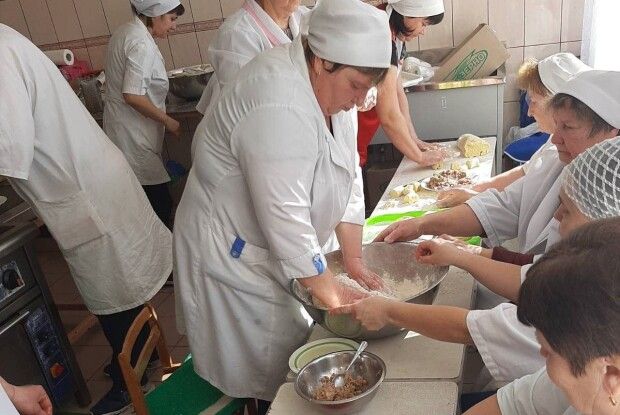  У Горохові мама загиблого Героя Сергія Феоктистова принесла продукти для захисників України
