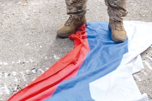 Зняв зі щогли російський прапор  і підняв власну спідню білизну…