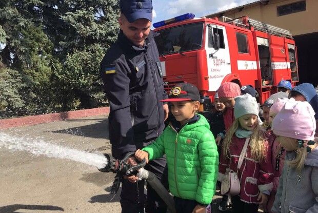 З нагоди професійного свята рятувальники запросили в гості юних волинян
