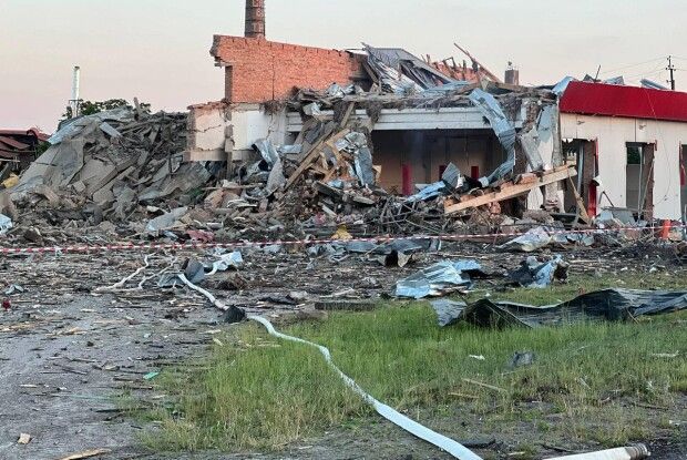 Троє людей загинули, четверо поранені через ракетний удар по Сарнах на Рівненщині (Відео, фото)