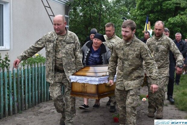 Увесь шлях був встелений квітами: на Волині провели в останню дорогу Героя Василя Гайченю (Фото)