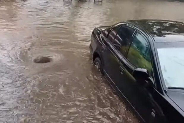 У Рівному після дощу знову плавали автівки (Фото, відео)