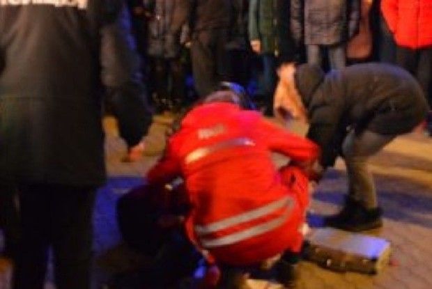 Дівчину, в яку влучив феєрверк під час відкриття новорічної ялинки, прооперували у столиці
