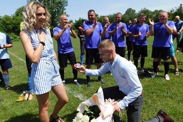 Закоханий юнак освідчився на… футбольному полі