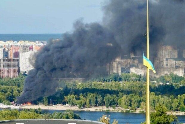 На столичному Гідропарку горить пляж (відео)