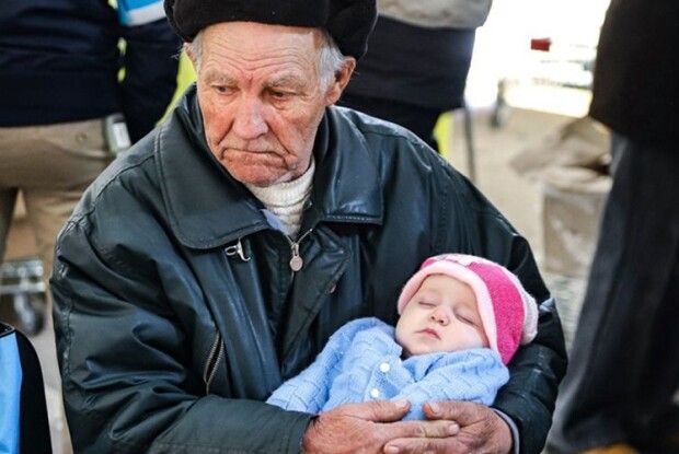 84-річний дідусь заради порятунку родини проїхав за кермом 1000 км (Відео)