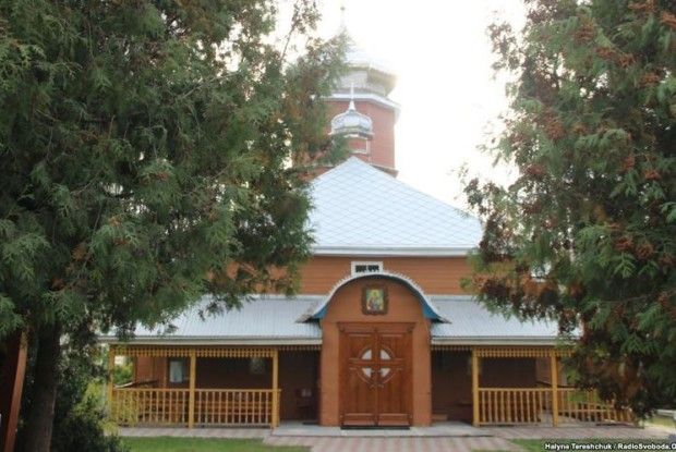 Під час ремонту церкви у Радехові знайшли давні сакральні предмети кінця XVIII-XIX століть