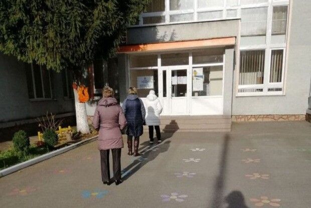 Сьогодні у Рівному вибори мера: на деяких дільницях черги, а Опора заявляє про порушення