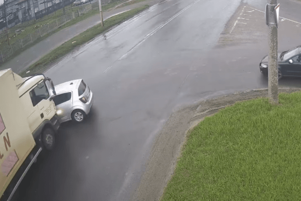 У Луцьку вантажівка наїхала на легковик (Відео)
