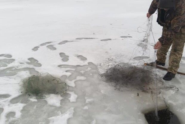 На Старовижівщині з озера дістали пів кілометра рибальських сіток