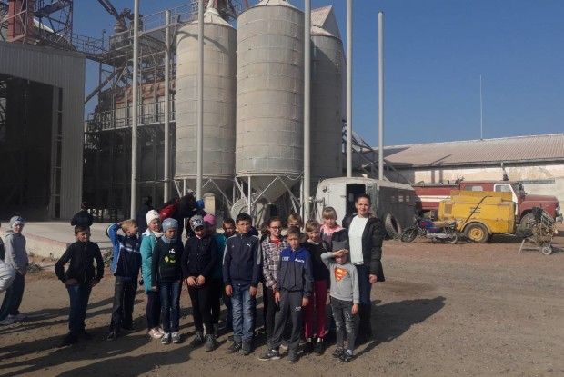 Учням Ратнівщини провели екскурсію на зерновий комплекс і ферму