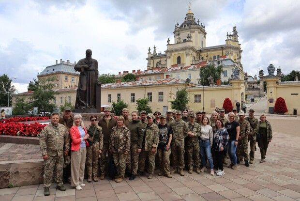 Воїни волинської «сотки» після 15 місяців на фронті побували на екскурсії у Львові