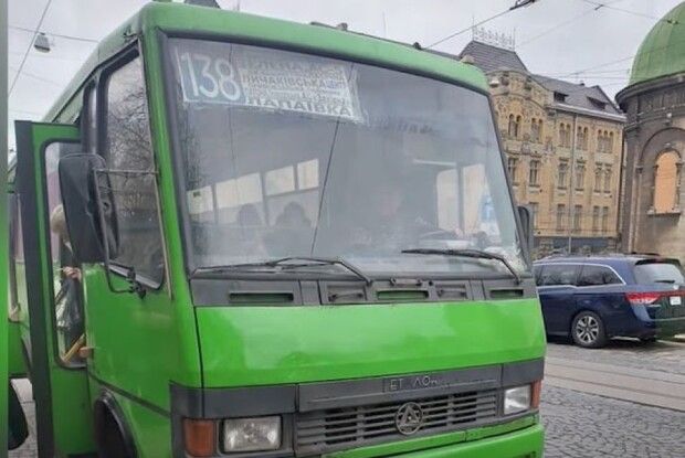 Їхала з кладовища, де похований син: у Львові маршрутник виганяв з автобуса матір загиблого захисника (Фото)