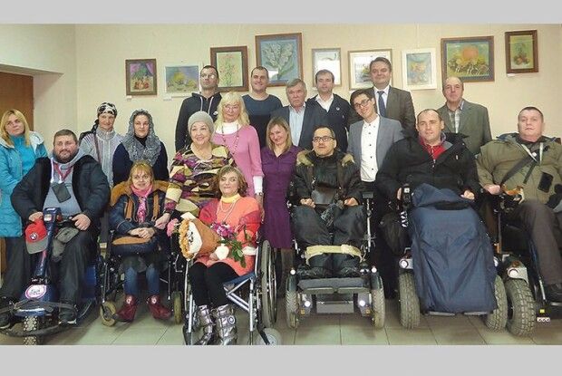 Паралізована художниця на візку творить свою «Гармонію світу»