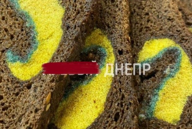 У магазині помітили хліб з мочалкою всередині (Фото)