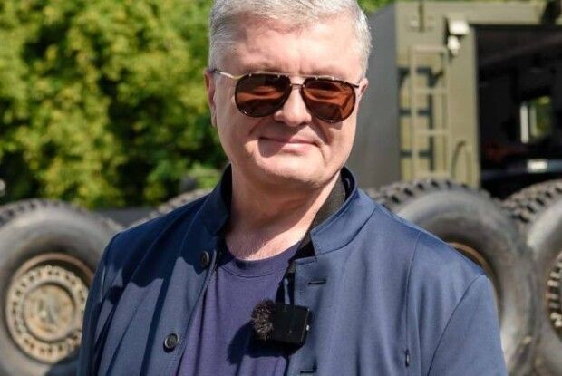 Порошенко підготував чергову партію техніку на фронт і подякував за допомогу Бену Воллесу