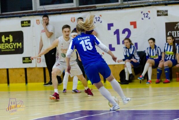 У Луцьку баскетболісти помірялися силами із футболістками (Фото, відео)