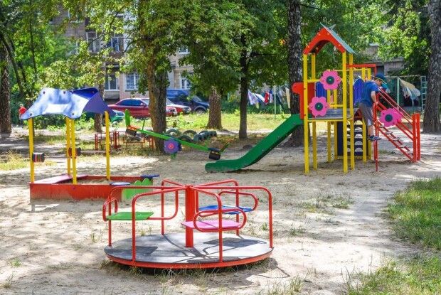 У Луцьку оновлюють дитячі майданчики: батьків просять бути уважними