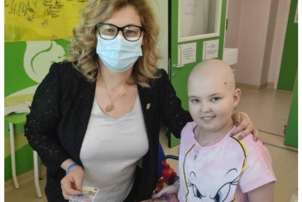 Маленька волинянка, яка бореться з раком, малює картини, щоб добомогти ЗСУ