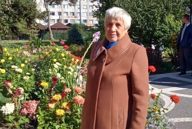 80-річна лучанка власноруч виготовляє бліндажні свічки для армії