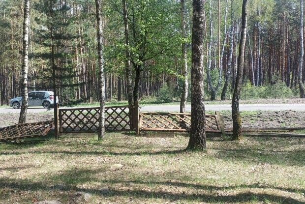 У громаді на Волині відпочивальники потрощили паркан
