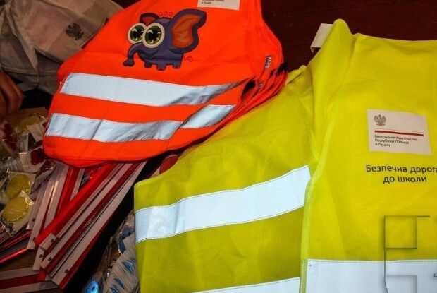 Рівненським школярам слідом за волинськими теж роздадуть світловідбиваючі жилети